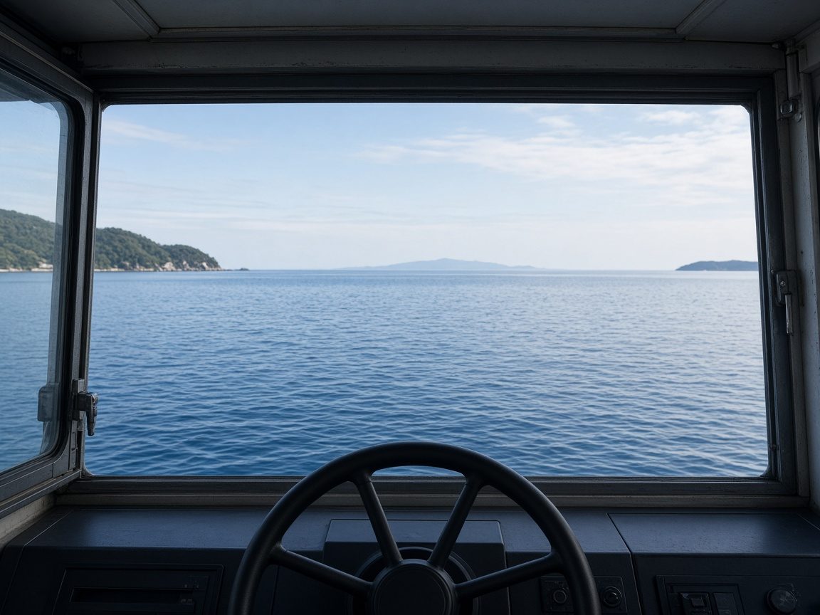 Finestra del timone aperta, mare al mattino, posto vuoto